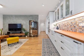 ZNÍŽENÁ CENA Nadštandardný 3-izbový byt s balkónom - 7