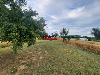 ROZĽAHLÝ POZEMOK s DOMOM v príjemnej obci JENKOVCE - 7