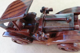 Drevený model auta. - 7
