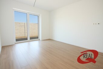 SKOLAUDOVANÝ RODINNÝ DOM, TEHLOVÁ STAVBA, IHNEĎ VOĽNÝ - 7