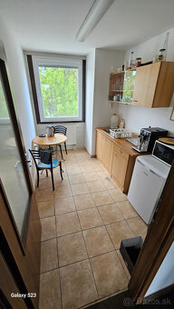 Na predaj samostatný skladový areál o výmere 900m2+2085m2 BA - 7