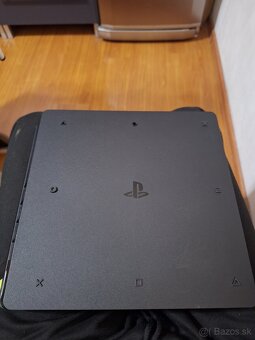 Predám PS4 Slim 512GB + 2 ovládače + 5 hier + stojan - 7