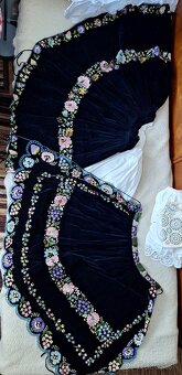 Rucne vysivany kroj zo Zvolenskej slatiny - 7