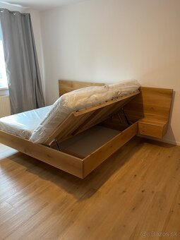 Levitujúca dubová posteľ - úložný priestor, nočné stolíky - 7