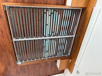 Predám moderný spálňový set – posteľ, nočné stolíky, stol - 7