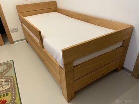 Dubová posteľ s detskými zábranami a úložným priestorom - 7