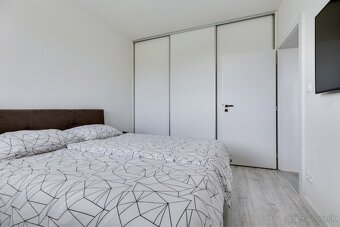 Krásny byt s veľkou obývacou izbou a výhľadom na zeleň - 7