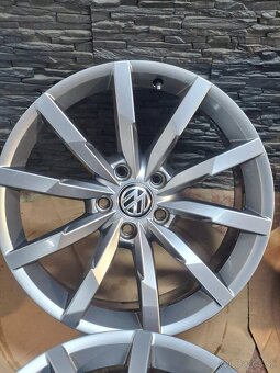 Monterey R18 VolkswagenB8 8.5 R line top stav - 7