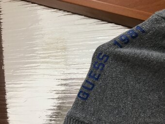 GUESS originál sivý tenký pánsky svetrik L/XL - 7