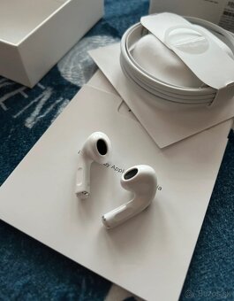 Apple AirPods (3. generácie) s Lightning nabíjacím puzdrom - 7
