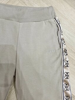 Guess tmavo cervene a svetle khaki logovane nohavice teplaky - 7