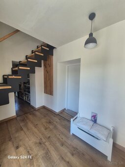 Bývanie ako z katalógu – dom pod lesom s úchvatnou panorámou - 7