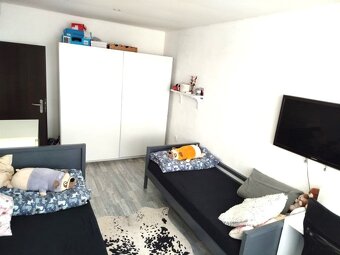 Priestranný 3-izbový byt (64 m²) s loggiou – ideálne bývanie - 7