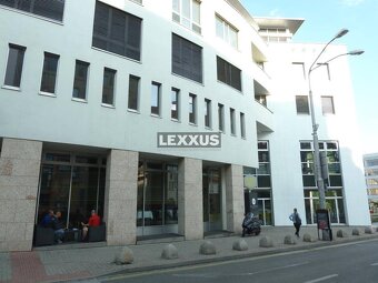 | obchodné priestory v centre, veľké výklady, parking, BA I - 7