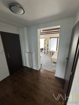 Moderný 5izbový dvojpodlažný rodinný dom v Rovinke - 7
