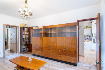 PREDAJ, 3. izbový byt so zasklenou loggiou a pivnicou - 7