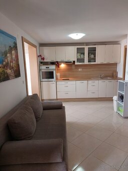Chorvátsko predaj domu s tromi apartmánmi  len 70 m od mora - 7