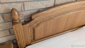 Predám rustikálnu dubovú manž. posteľ s 2ks nočnými stolíkmi - 7