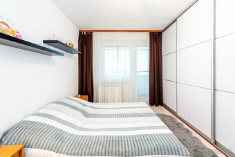 Vkusne zrekonštruovaný 3-izbový byt s loggiou na sídl. Juh - 7