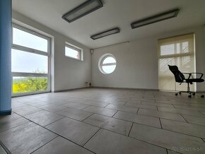 HOLÍČ: NA PRENÁJOM PRIESTOR VHODNÝ AKO "SHOWROOM"/OBCHOD/INÉ - 7