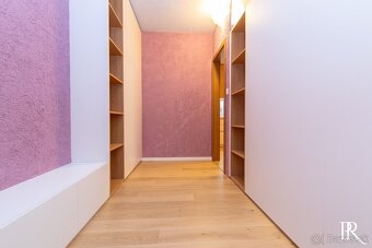 KRÁSNY  BYT S TERASOU, PARKOVACÍM STÁTÍM, MILOSLAVOV - 7