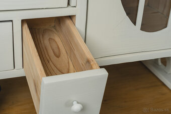 Zrenovovaný vidiecky kredenc - 7