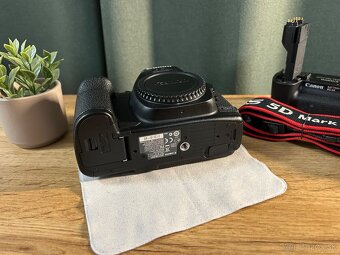 Canon 5D Mark II + grip + 2x batéria (super stav) - 7
