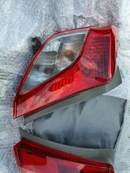 Zadne svetla toyota yaris 2011 - 7