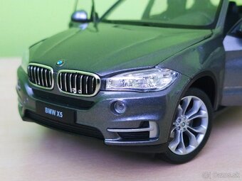 Predám tento Kovový model. BMW X5 strieborná farba v mierke - 7