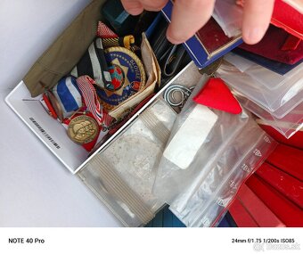 AKTUÁLNE Balik odznakov, vyznamenaní a vzácností - 7