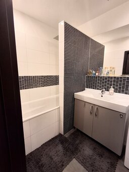 Ponúkame na predaj priestranný trojizbový byt v centre obce - 7