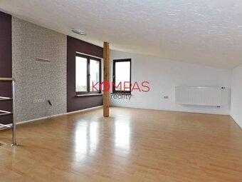 DOM SO ZÁHRADOU, DREVENÝM PRÍSTREŠKOM A PARKOVANÍM V OBCI LU - 7