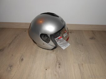Predam uplne novu moto prilbu na skutrik znacky SQ - 7