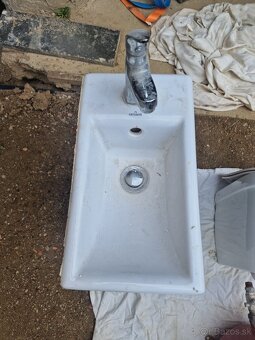 dvere, umyvadlo so skrinkou, wc so sedatkom, vana... - 7