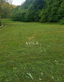 REZERVOVANÉ: romantický pozemok pod lesom 600m2 - Modrová - 7