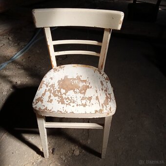 Rôzne staré stoličky a kreslá - 7
