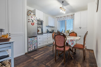 Na predaj 5 izbový poschodový rodinný dom s 2 garážou v Duna - 7