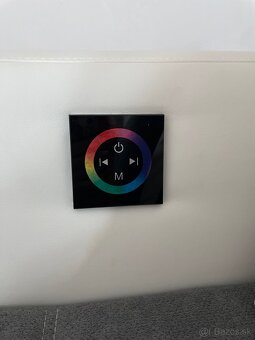 Moderná sedačka s LED osvetlením, Bluetooth a USB – TOP stav - 7