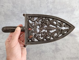 Velmi stará velká podložka pod starou žehličku. - 7