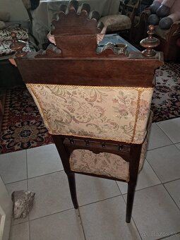 Luster, samovar,žehlička, staré stoličky - 7