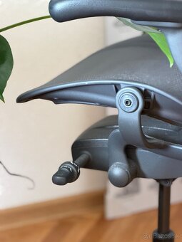 Herman Miller Aeron – veľkosť B | Graphite | Pre tvrdé podla - 7