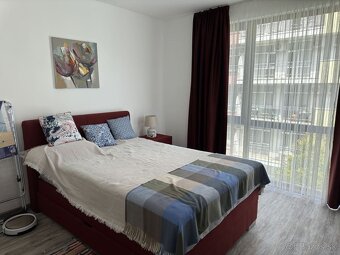 Priestranný a svetlý dvojizbový apartmán v jednej z najobľúb - 7