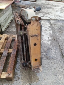 BULDOZER T130 CHLADICE A HYDRAULICKE VALCE - 7