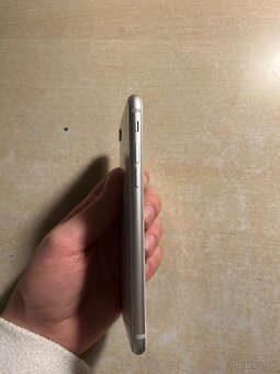 Biely IPhone 8 - 128 GB - 7
