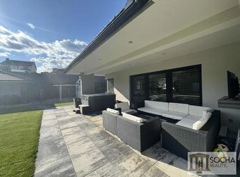 Nadčasový inteligentný bungalov na upravenom pozemku vo VK - 7