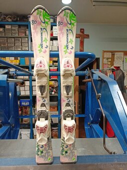 detské lyže s lyžiarkami a prilbou - 7