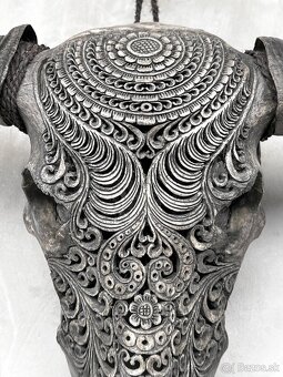 Obrovská šedá vyrezávaná lebka Vodného Bývola - motív Badong - 7