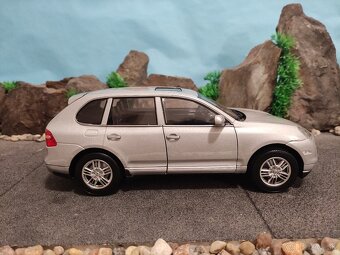 Prodám model 1:18 Porsche cayenne S - 7
