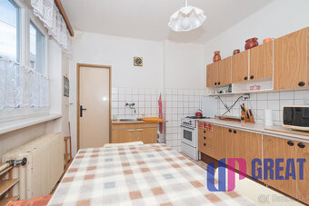 PREDAJ - rodinný dom s 2 bytmi, garážami a pozemkom - 7