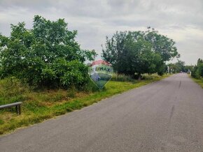 Na predaj rekreačný pozemok ( 1151m2) na hlavnom ťahu cyklot - 7